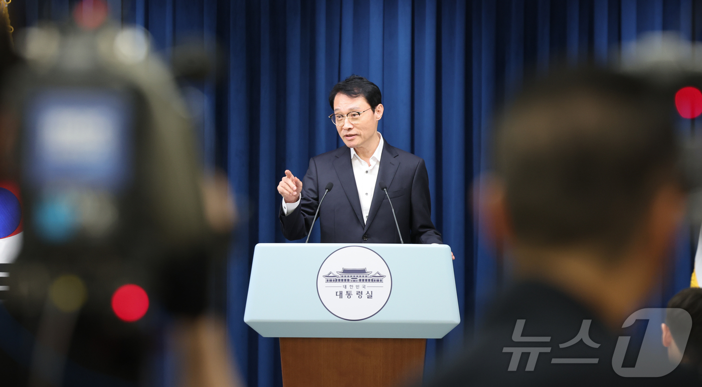 (서울=뉴스1) 허경 기자 = 이규연 대통령실 홍보소통수석이 17일 서울 용산 대통령실 청사에서 대통령 주재 수석보좌관 회의 관련 브리핑을 하고 있다. 2025.7.17/뉴스1