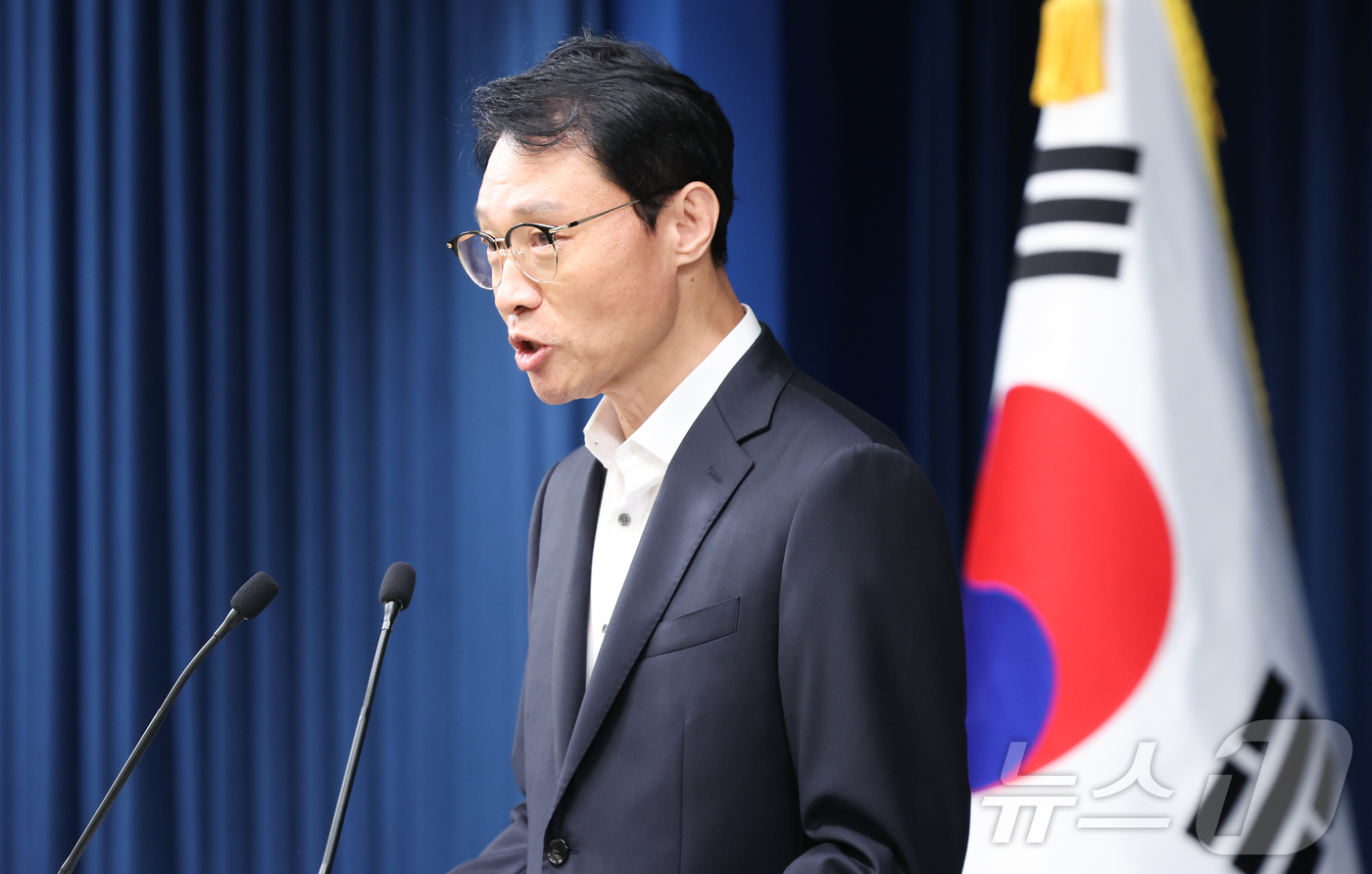 (서울=뉴스1) 허경 기자 = 이규연 대통령실 홍보소통수석이 17일 서울 용산 대통령실 청사에서 대통령 주재 수석보좌관 회의 관련 브리핑을 하고 있다. 2025.7.17/뉴스1