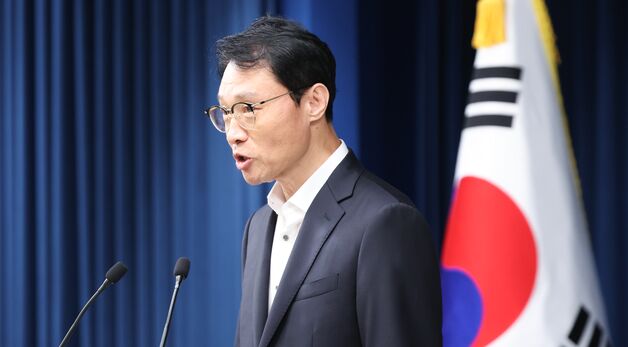 대통령 주재 수석보좌관 회의 관련 브리핑하는 이규연 홍보수석