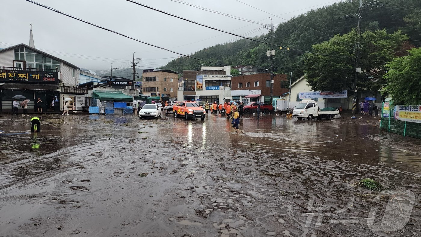 (대구=뉴스1) 이성덕 기자 = 17일 오후 침수피해를 입은 대구 북구 노곡동 침수 현장. 집과 상가가 아수라장이 돼 발디딜 틈도 없다.(대구 북구 제공.재판매 및 DB금지) 20 …
