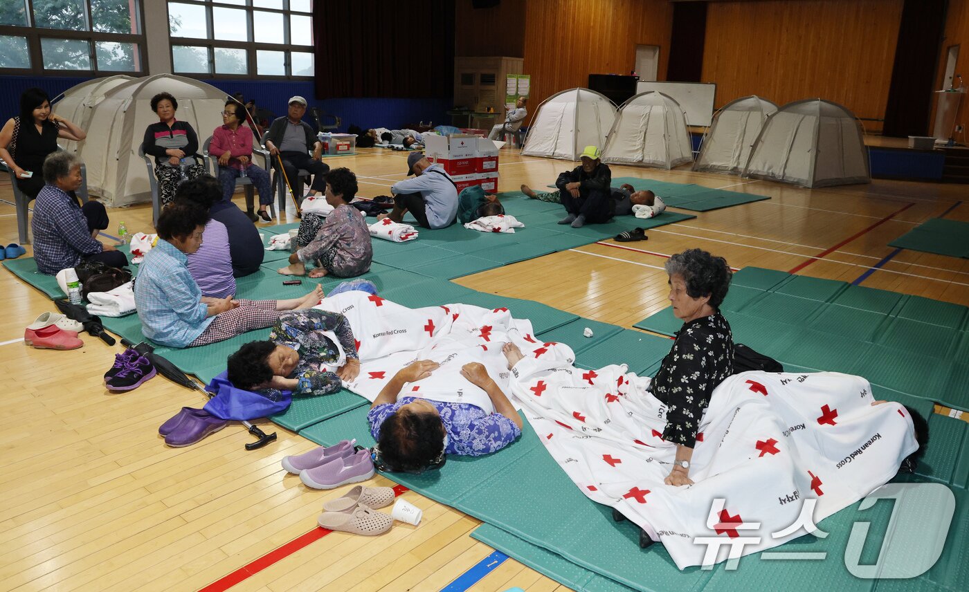 본문 이미지 - 충남지역에 내린 집중호우에 침수피해를 입은 주민들이 17일 충남 예산군 고덕중학교에 마련된 이재민 대피소에서 휴식을 취하고 있다. 고덕중학교 이재민 대피소에는 용리, 구만리 ,하포리 주민 50여 명이 대피해 있으나 임시생활시설, 긴급구호물품 등 기초적인 물품이 턱없이 부족해 주민들이 어려움을 겪고 있다. 2025.7.17/뉴스1 ⓒ News1 김기태 기자