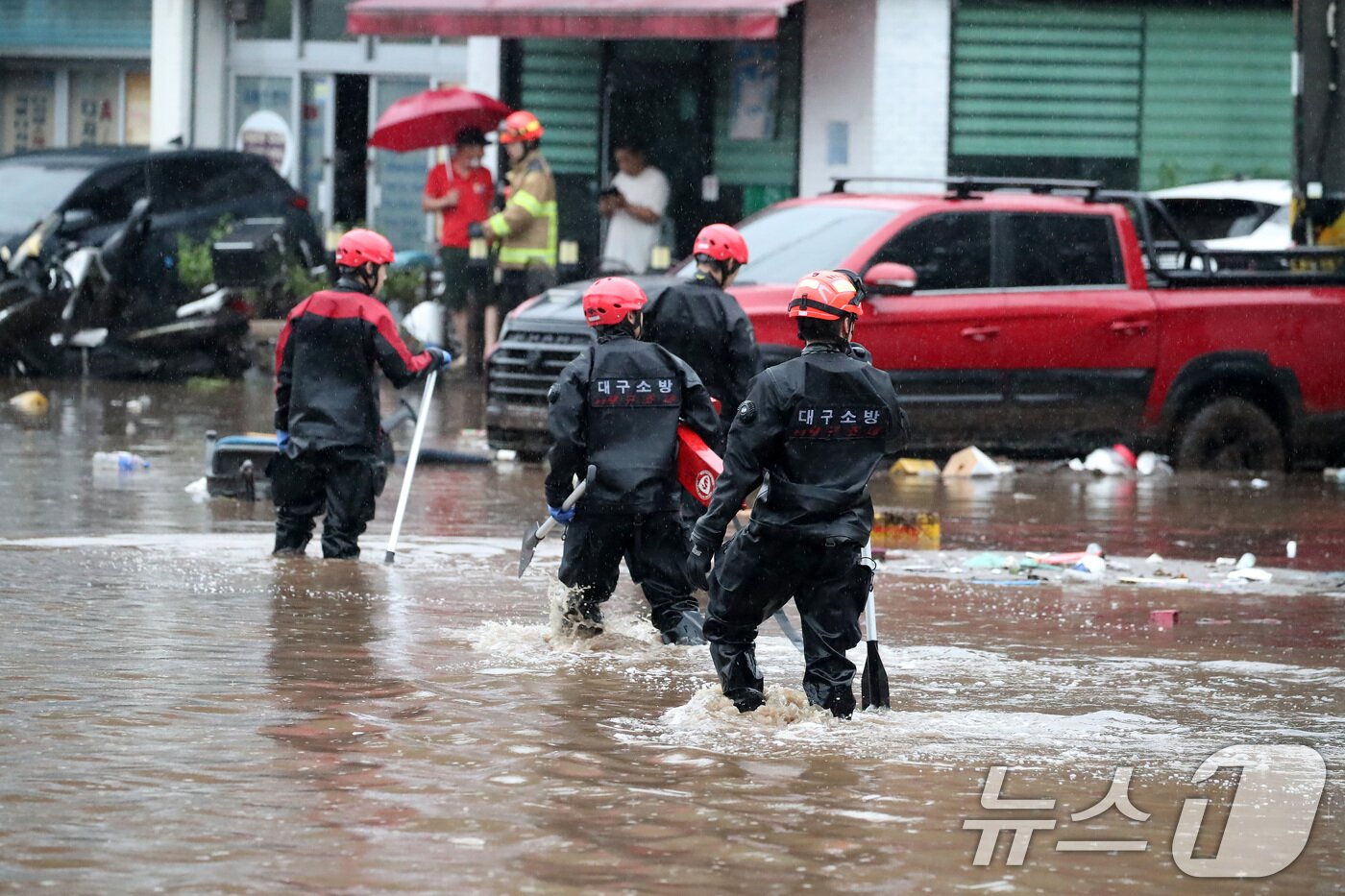 본문 이미지 - 17일 오후 대구 북구 노곡동 마을이 집중호우에 침수돼 119구조대가 주민 구조와 수색을 위해 마을로 들어가고 있다.  2025.7.17/뉴스1 ⓒ News1 공정식 기자