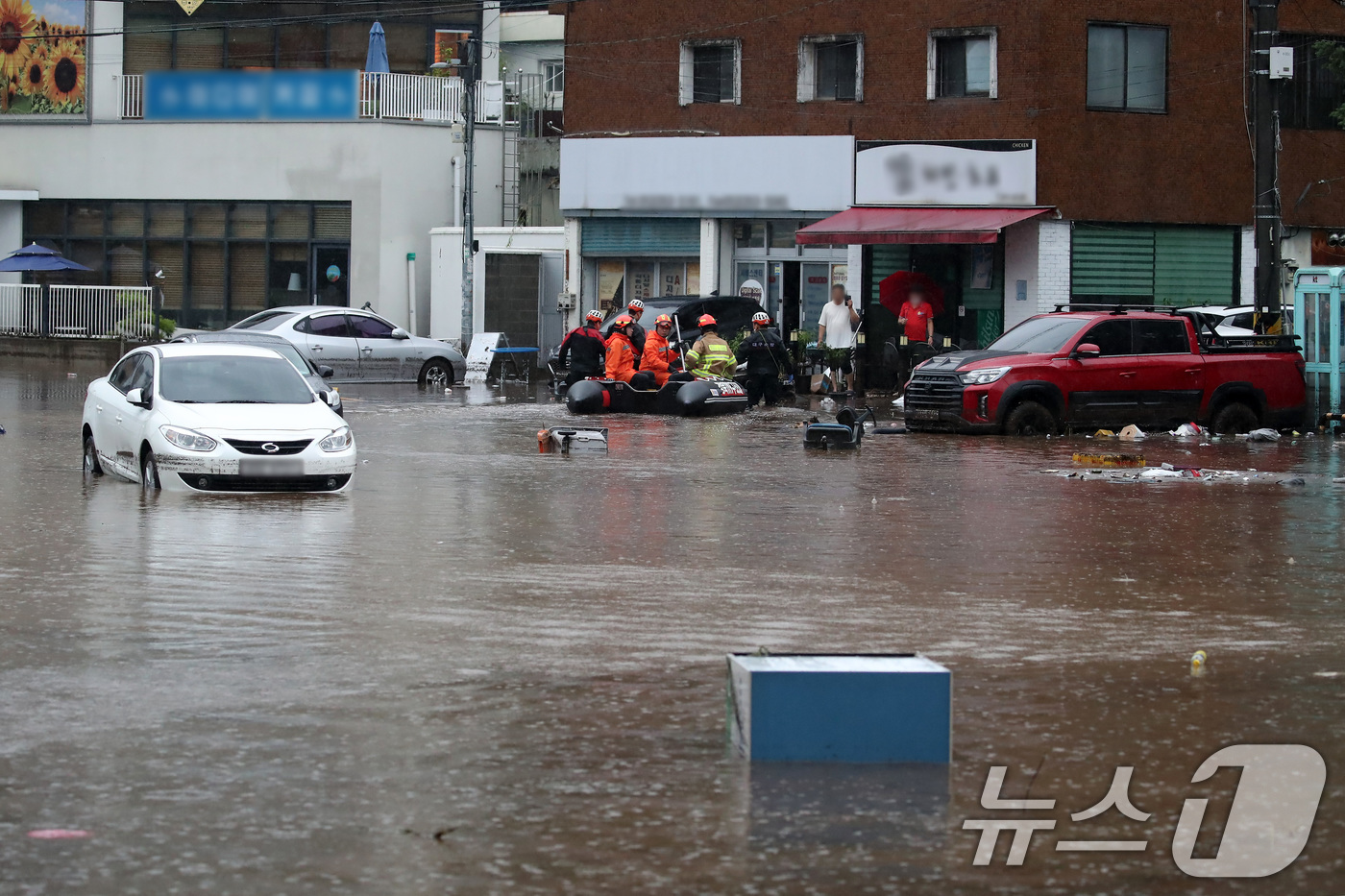 (대구=뉴스1) 공정식 기자 = 17일 오후 대구 북구 노곡동 마을이 집중호우에 침수돼 119구조대가 고립된 주민을 구조하기 위해 구명보트를 타고 마을로 들어가고 있다.이곳은 20 …