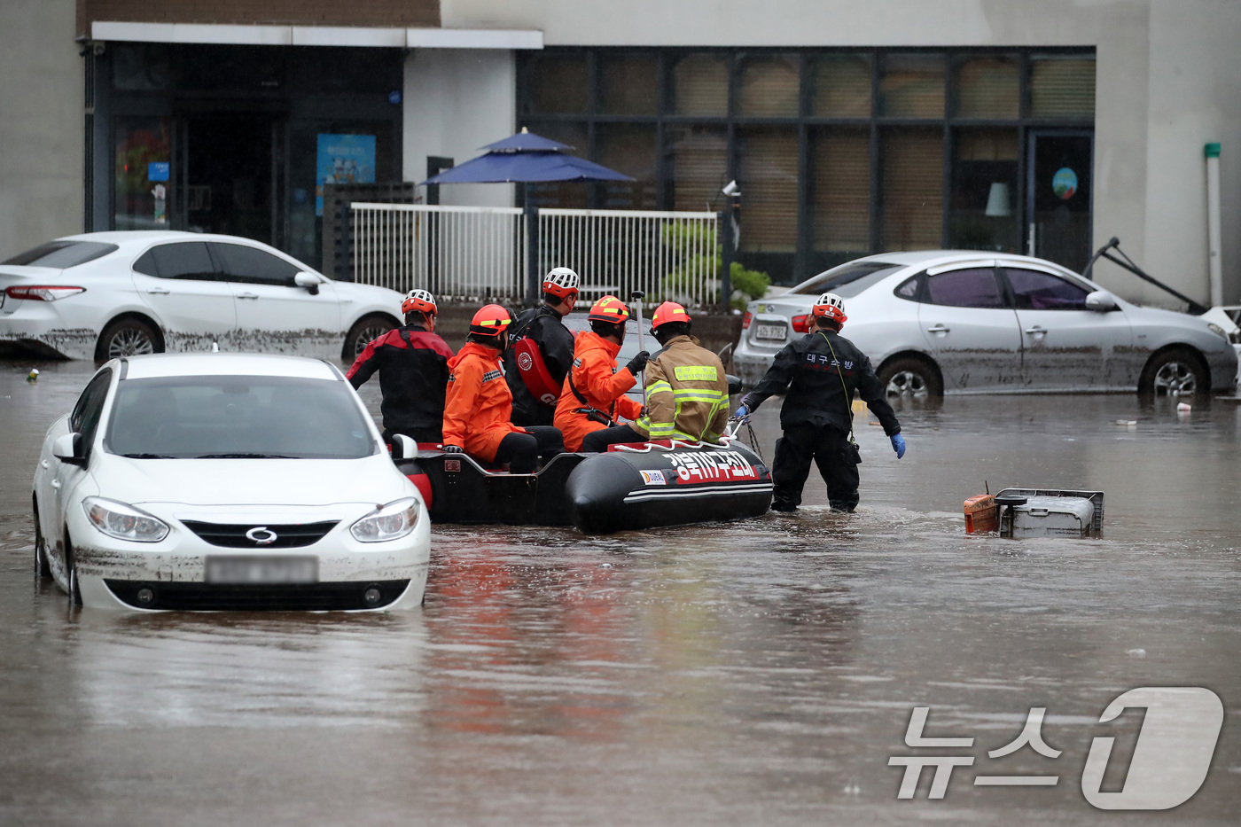 (대구=뉴스1) 공정식 기자 = 17일 오후 대구 북구 노곡동 마을이 집중호우에 침수돼 119구조대가 고립된 주민을 구조하기 위해 구명보트를 타고 마을로 들어가고 있다.이곳은 20 …