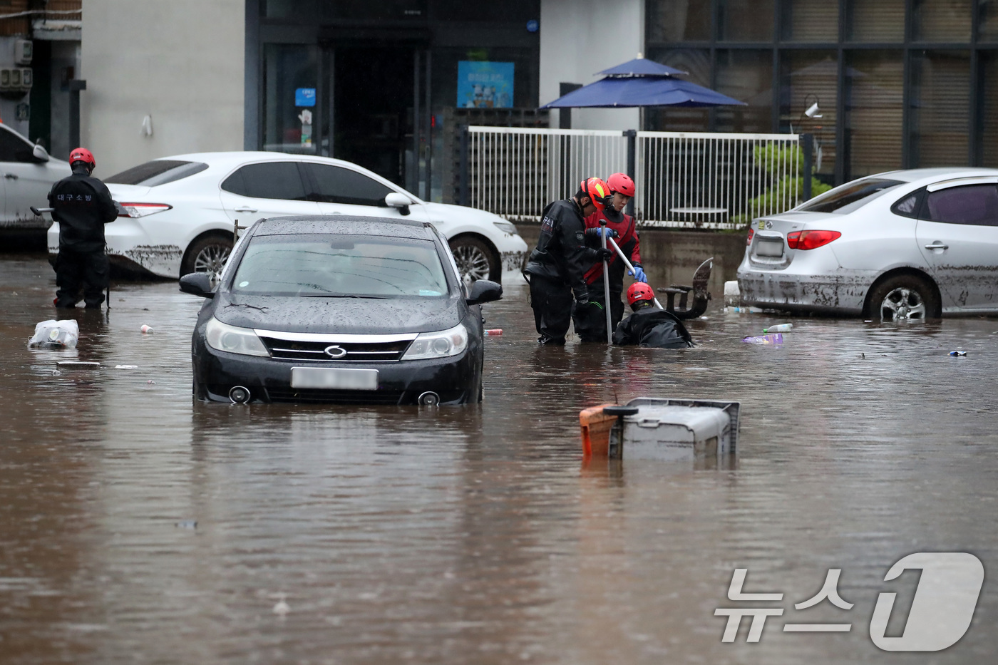 (대구=뉴스1) 공정식 기자 = 17일 오후 대구 북구 노곡동 마을이 집중호우에 침수돼 119구조대가 수색하고 있다.이곳은 2010년 7월 폭우로 70여 가구가 물에 잠기고 차량 …