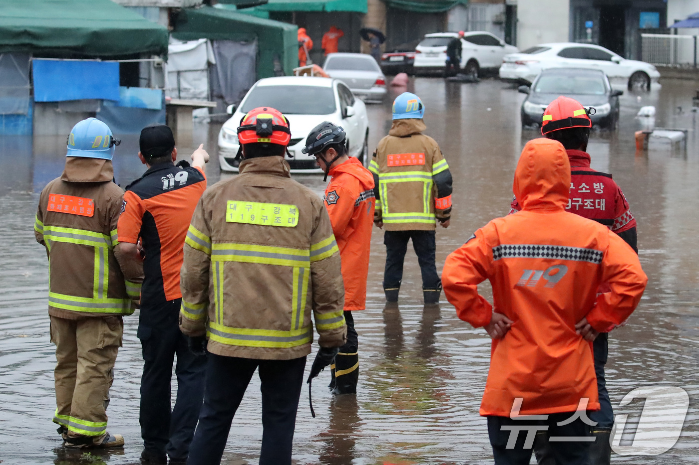 (대구=뉴스1) 공정식 기자 = 17일 오후 대구 북구 노곡동 마을이 집중호우에 침수돼 소방 당국이 현장을 지켜보고 있다.이곳은 2010년 7월 폭우로 70여 가구가 물에 잠기고 …