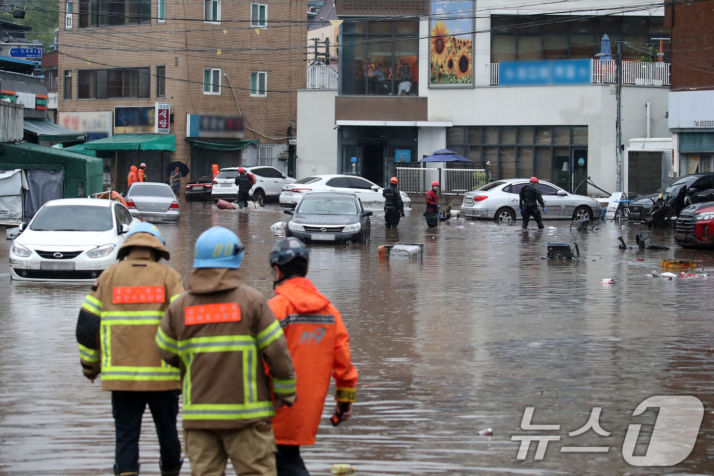 (대구=뉴스1) 공정식 기자 = 17일 오후 대구 북구 노곡동 마을이 집중호우에 침수돼 119구조대가 수색하고 있다.이곳은 2010년 7월 폭우로 70여 가구가 물에 잠기고 차량 …