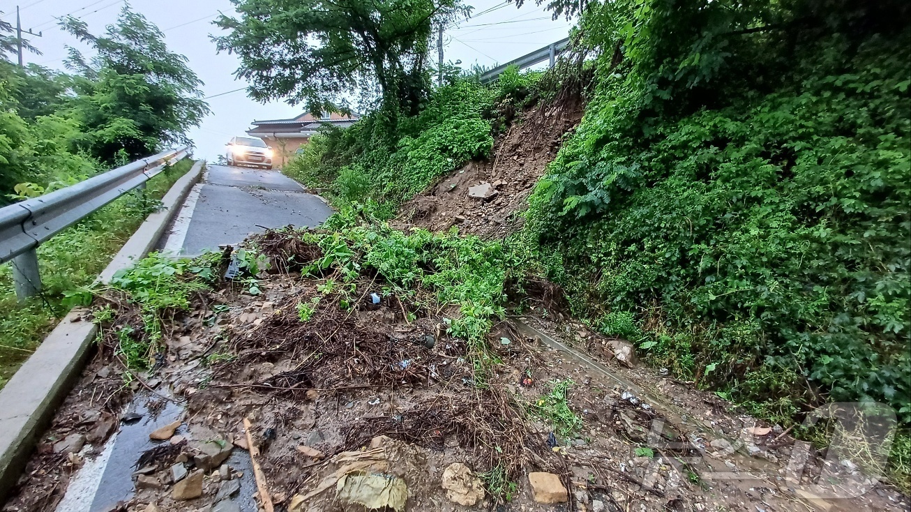 (충주=뉴스1) 윤원진 기자 = 17일 내린 집중호우로 충북 충주시 신니면 수월마을 마을안길 사면이 유실됐다.(충주시 제공. 재판매 및 DB금지)/뉴스1 2025.7.17/뉴스1