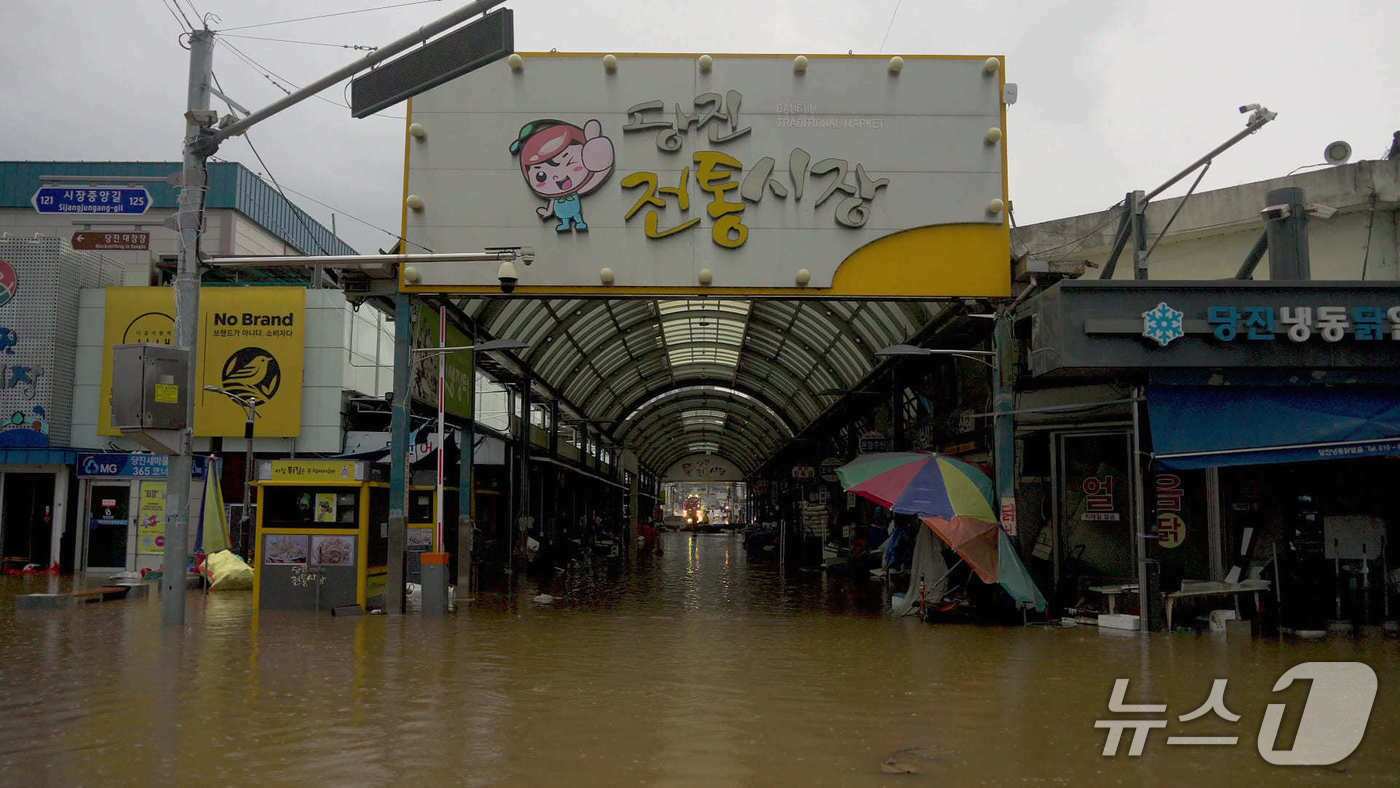 본문 이미지 - 물에 잠긴 당진전통시장 모습(당진시 제공. 재판매 및 DB금지)2025.7.17/뉴스1