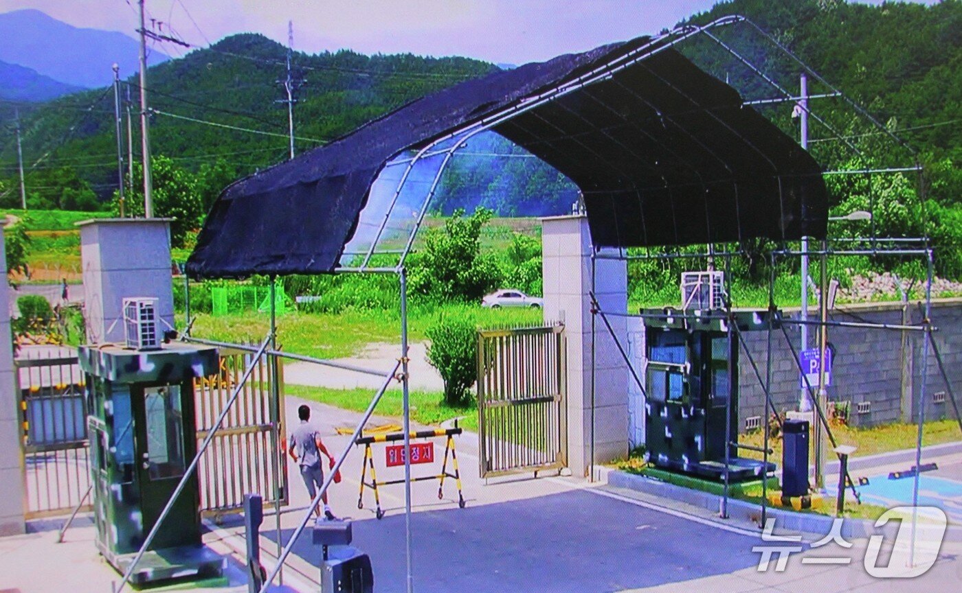 본문 이미지 - 비호대대 앞 사고현장을 목격한 이용학 원사가 소화기를 들고 뛰어가고 있다.&#40;육군 22사단 제공, 재판매 및 DB 금지&#41; 2025.7.17/뉴스1