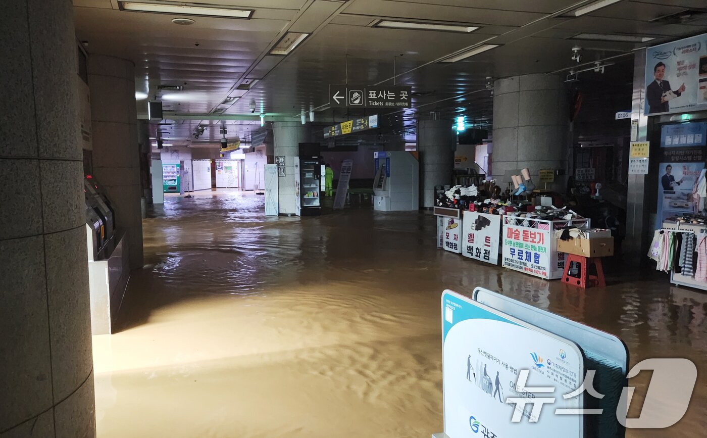 본문 이미지 - 17일 시간당 77㎜가 넘는 '극한 호우'가 내리면서 광주 도시철도 1호선 상무역 역사 안이 침수돼 있다. 지하철 1호선은 상무역을 무정차 통과한다.(광주시 제공. 재판매 및 DB 금지) 2025.7.17/뉴스1 ⓒ News1