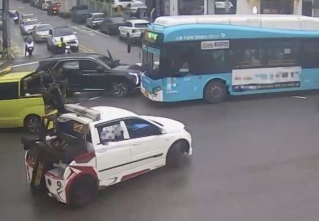 수원 매산사거리서 버스-SUV 추돌…승객 등 10명 부상
