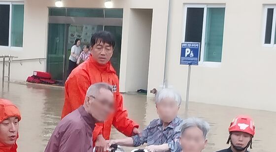 보트로 구조되는 밀양 한 노인요양원 환자들