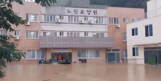 노인요양원 환자들 구조하는 소방