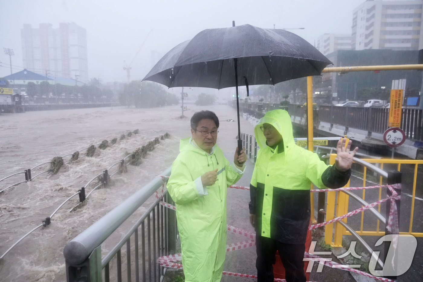 (광주=뉴스1) 박준배 기자 = 강기정 광주시장이 호우 경보가 발효된 17일 오후 서구 양동 복개상가 앞 태평교에서 광주천 수위 현황 등 재해 우려지역을 현장 점검하고 있다.(광주 …