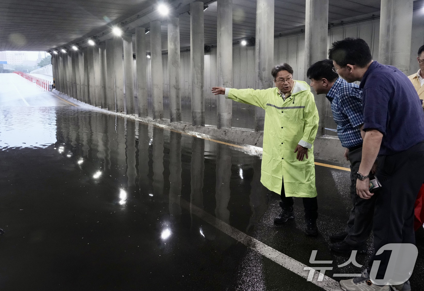 (광주=뉴스1) 박준배 기자 = 강기정 광주시장이 호우 경보가 발효된 17일 오후 폭우에 잠긴 농성 지하차도를 살펴보고 있다.(광주시 제공. 재판매 및 DB 금지) 2025.7.1 …