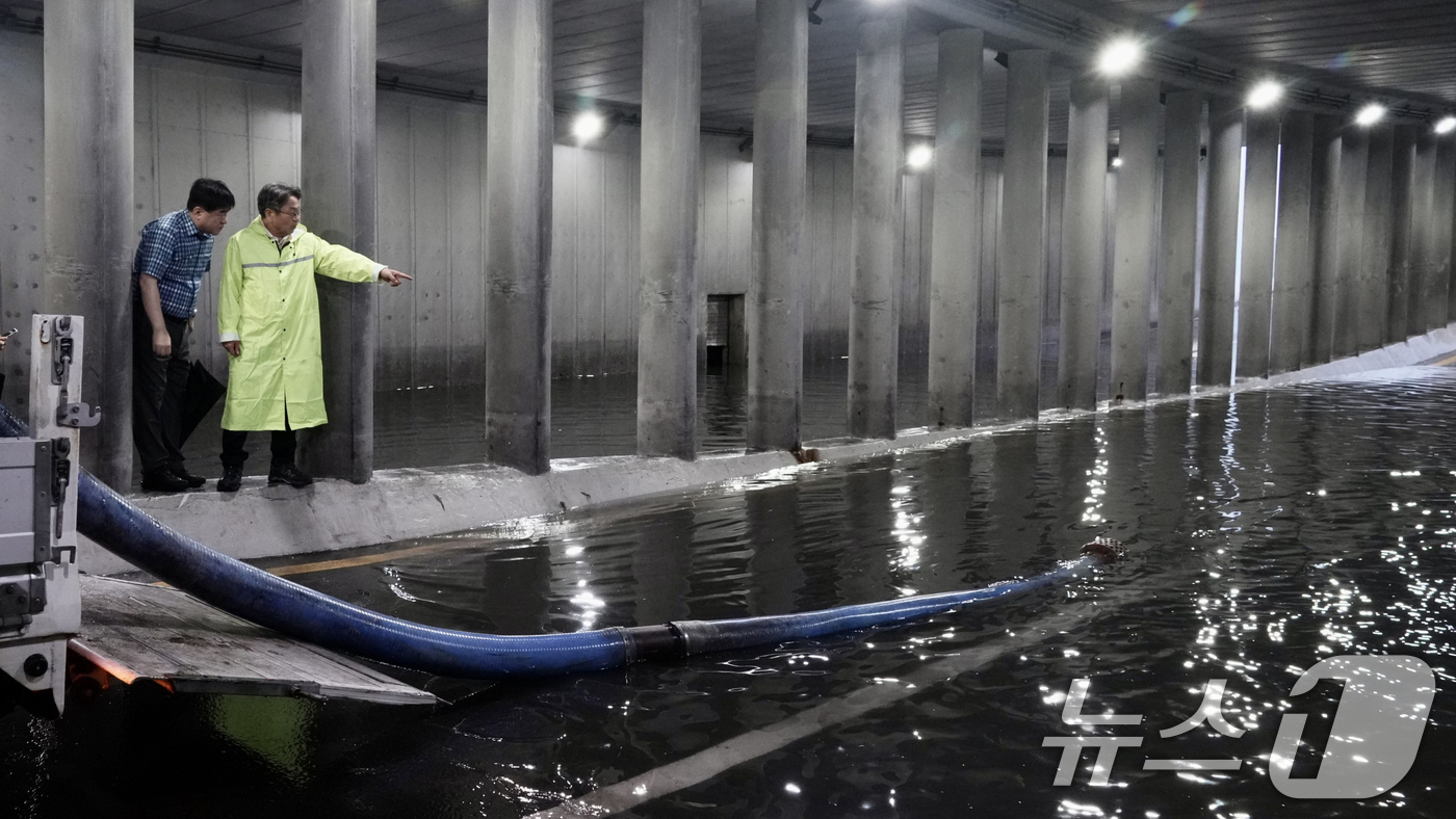 (광주=뉴스1) 박준배 기자 = 강기정 광주시장이 호우 경보가 발효된 17일 오후 폭우에 잠긴 농성지하차도를 살펴보고 있다.(광주시 제공. 재판매 및 DB 금지) 2025.7.17 …
