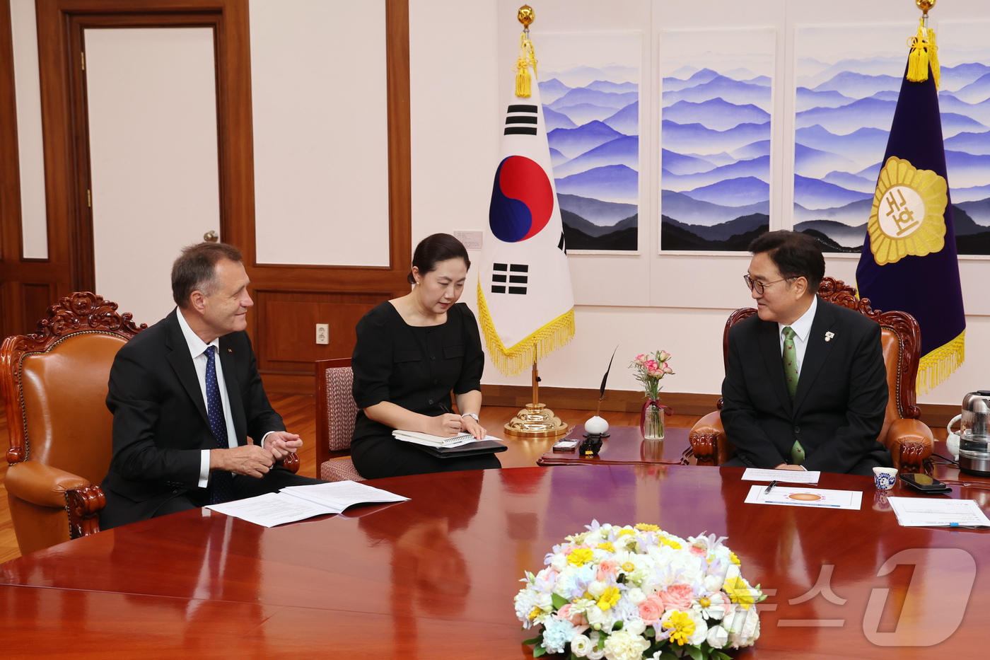 (서울=뉴스1) = 우원식 국회의장이 17일 오후 의장집무실에서 체자르 마놀레 아르메아누 주한루마니아대사를 접견하고 있다. (국회의장실 제공. 재판매 및 DB 금지) 2025.7. …