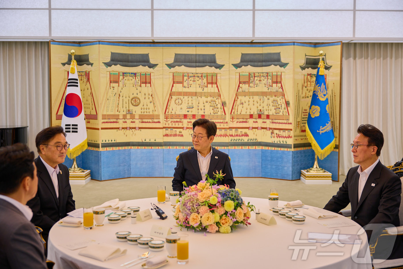 (서울=뉴스1) 이재명 기자 = 이재명 대통령이 17일 서울 한남동 관저에서 우원식 국회의장, 김민석 국무총리와 만찬에 앞서 환담을 나누고 있다. (대통령실 제공. 재판매 및 DB …