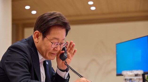 튀르키예 대통령과 전화 통화하는 이재명 대통령
