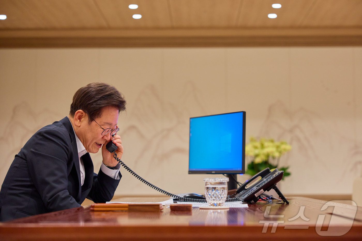 (서울=뉴스1) 이재명 기자 = 이재명 대통령이 17일 서울 용산 대통령실 청사에서 레젭 타입 에르도안 튀르키예 대통령과 전화 통화를 하고 있다. (대통령실 제공. 재판매 및 DB …