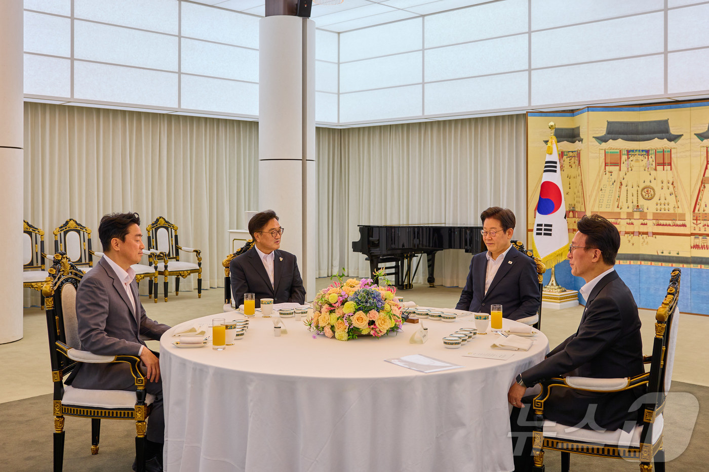 (서울=뉴스1) 이재명 기자 = 이재명 대통령이 17일 서울 한남동 관저에서 우원식 국회의장, 김민석 국무총리와 만찬에 앞서 환담을 나누고 있다. (대통령실 제공. 재판매 및 DB …