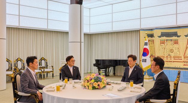 만찬 앞서 환담 나누는 이재명 대통령