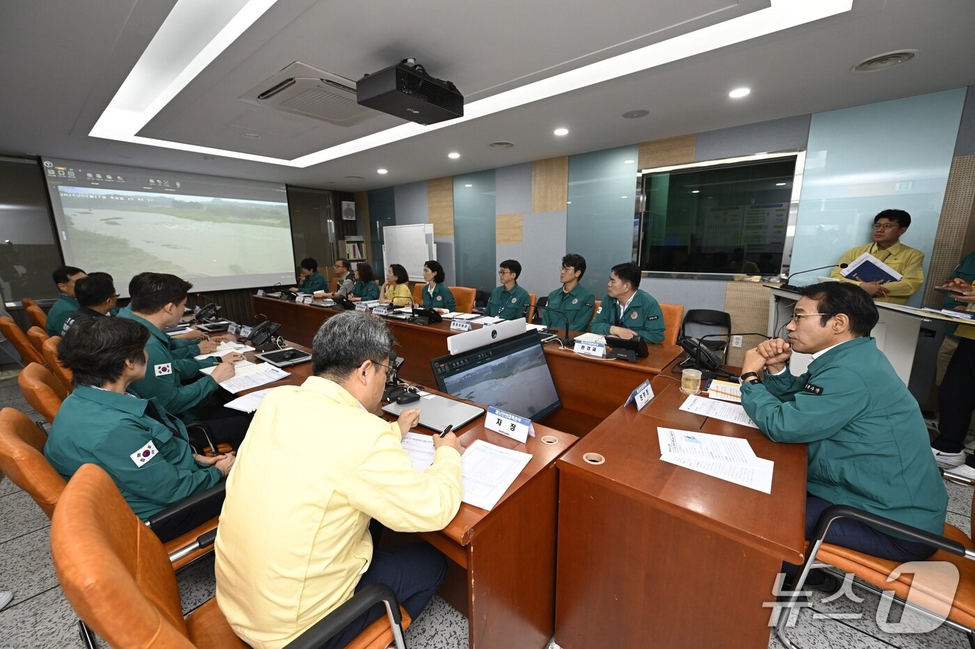 본문 이미지 - 17일 최경식 남원시장이 호우경보 비상대책회의를 주재하고 있다.(남원시 제공. 재판매 및 DB금지)/뉴스1  