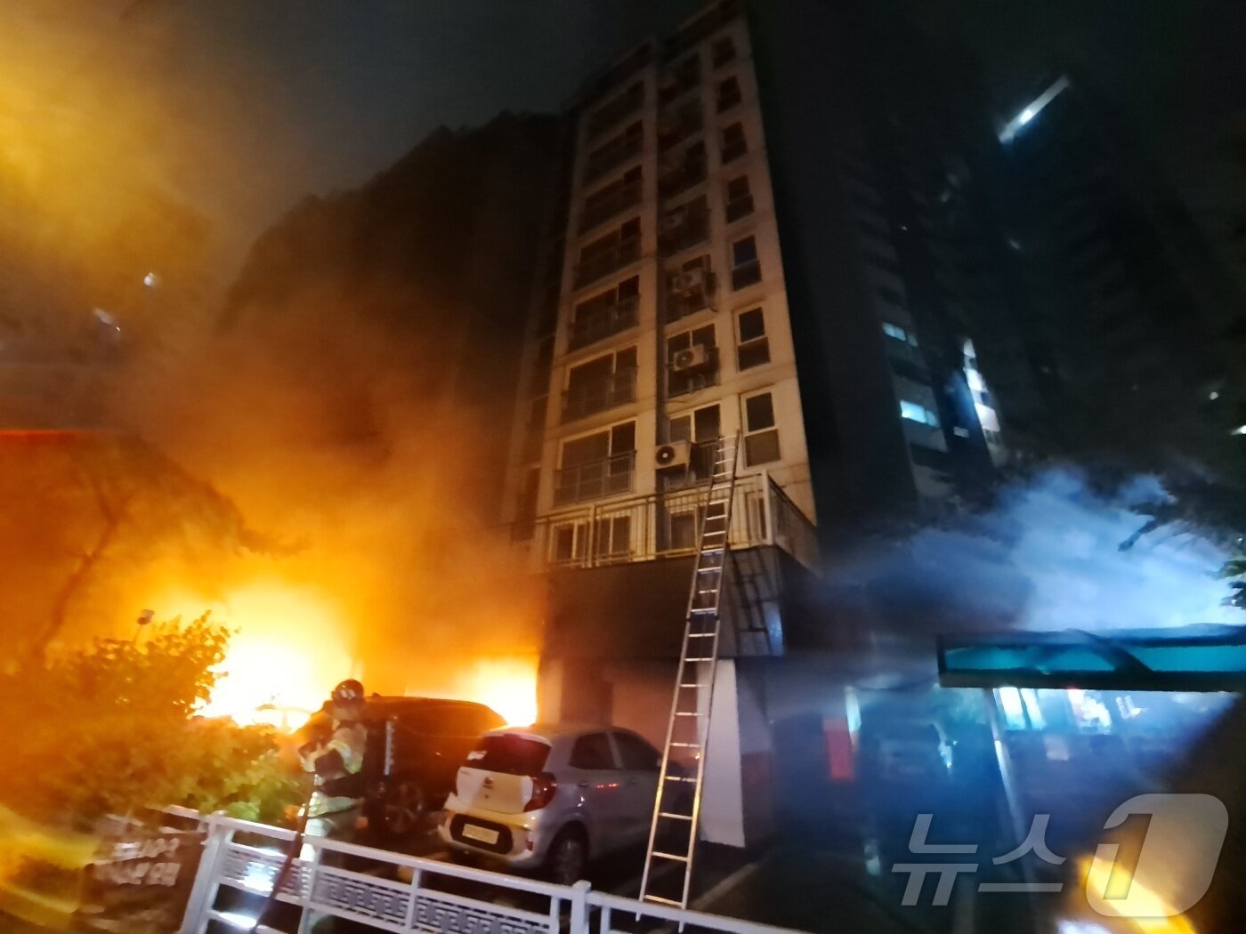본문 이미지 - 17일 오후 9시 5분께 경기 광명시 소하동 소재 10층짜리 아파트 주차장에서 불이 났다. 이 화재로 3명이 심정지 상태로 인근 병원으로 옮겨졌다.&#40;경기도소방재난본부 제공&#41;2025.07.17 2025.7.17/뉴스1 ⓒ News1 양희문 기자