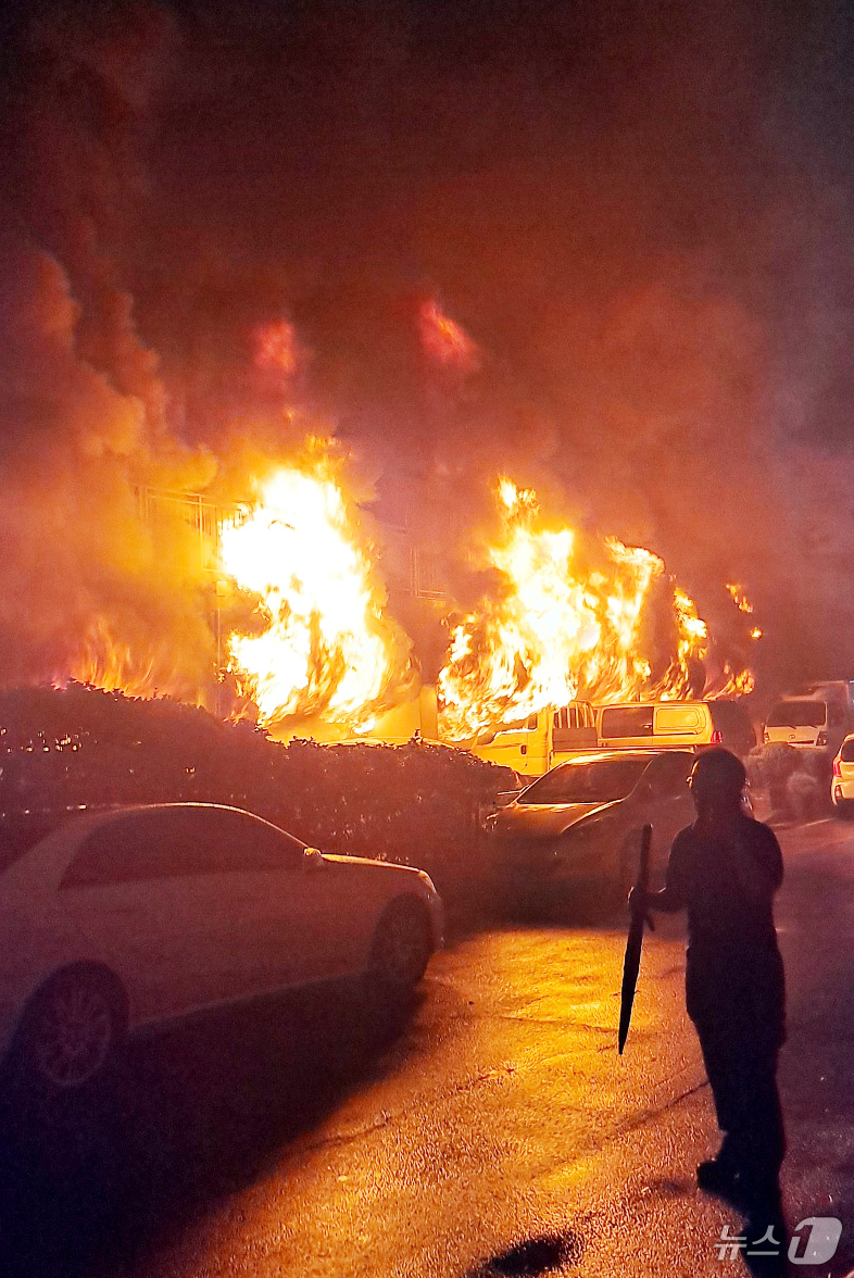 (서울=뉴스1) 김명섭 기자 = 17일 오후 9시 5분께 경기 광명시 소하동 소재 10층짜리 아파트 주차장에서 불이 났다. 이 화재로 3명이 심정지 상태로 인근 병원으로 옮겨졌다. …