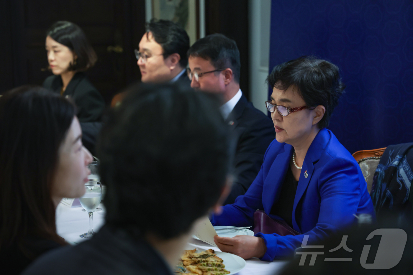 (파리=뉴스1) 이준성 기자 = 강금실 프랑스 특사단장과 더불어민주당 한병도, 천준호 의원 등 대통령 프랑스 특사단이 17일(현지시간) 프랑스 파리의 한 식당에서 특파원 간담회를 …