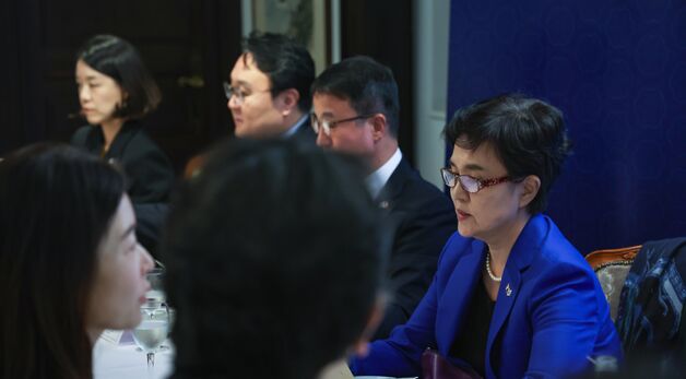특파원 간담회 하는 프랑스 특사단
