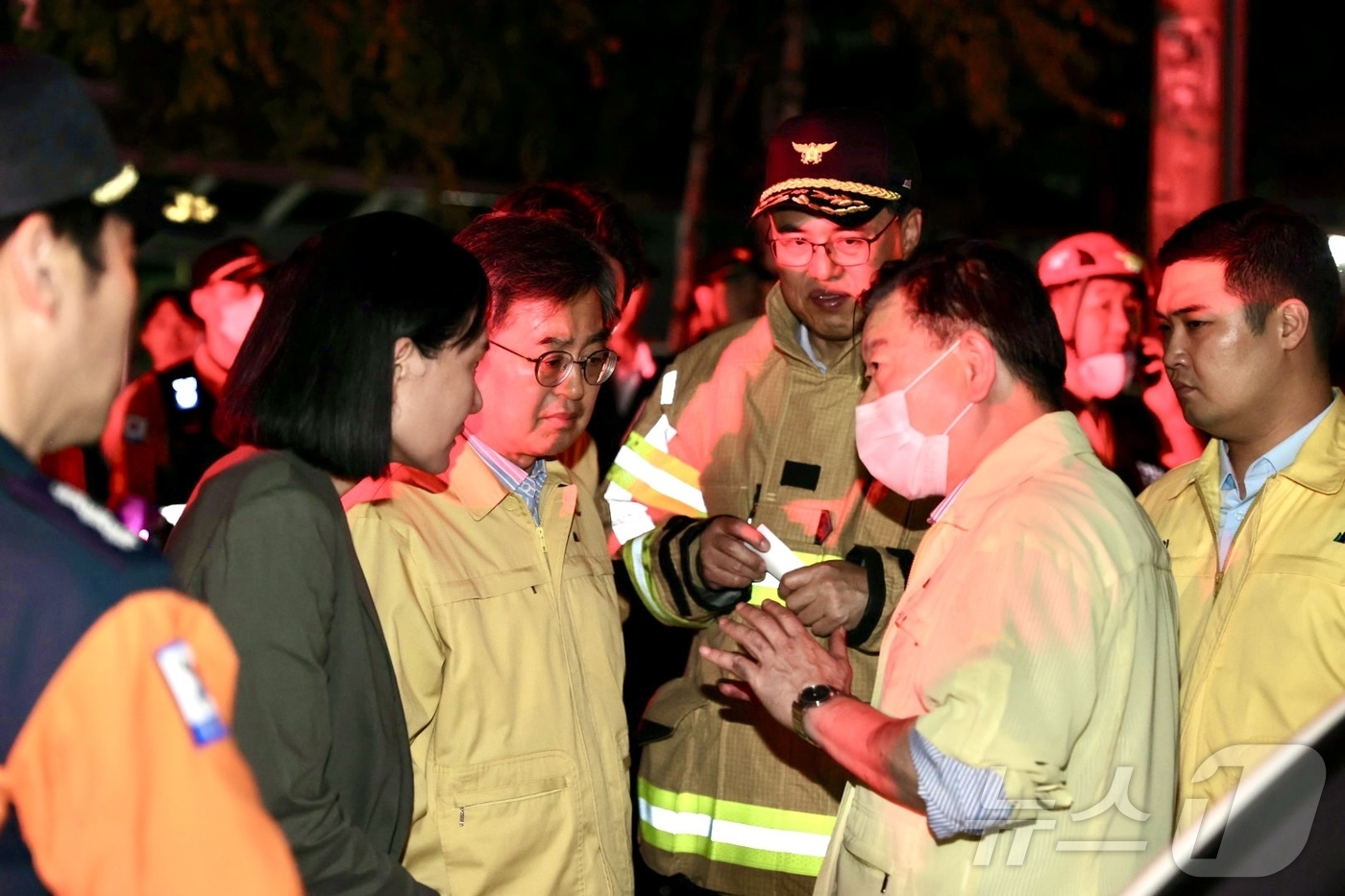 (광명=뉴스1) 양희문 김기현 기자 = 김동연 경기도지사가 17일 광명시 소하동 아파트 화재 현장을 방문해 수습 상황을 전달받고 있다. 앞서 이날 오후 9시 5분께 광명시 소하동 …