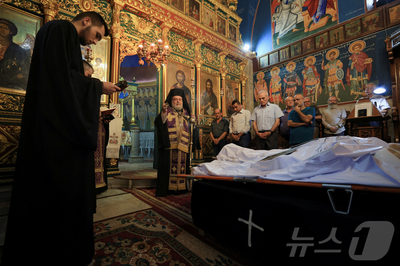 (가자지구 로이터=뉴스1) 강민경 기자 = 15일 알렉시오스 대주교가 가자시티의 그리스 정교회 성 포르피리우스 교회에서 슬픔에 잠긴 조문객들이 참석한 가운데, 이스라엘의 공습으로 …