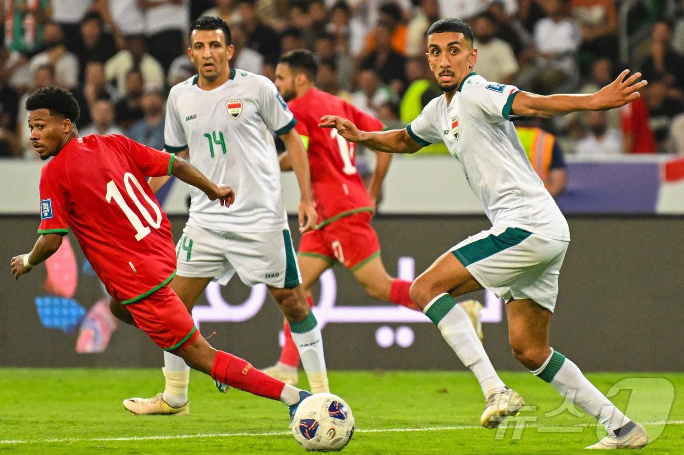 본문 이미지 - 이라크와 오만의 경기 모습 ⓒ AFP=뉴스1