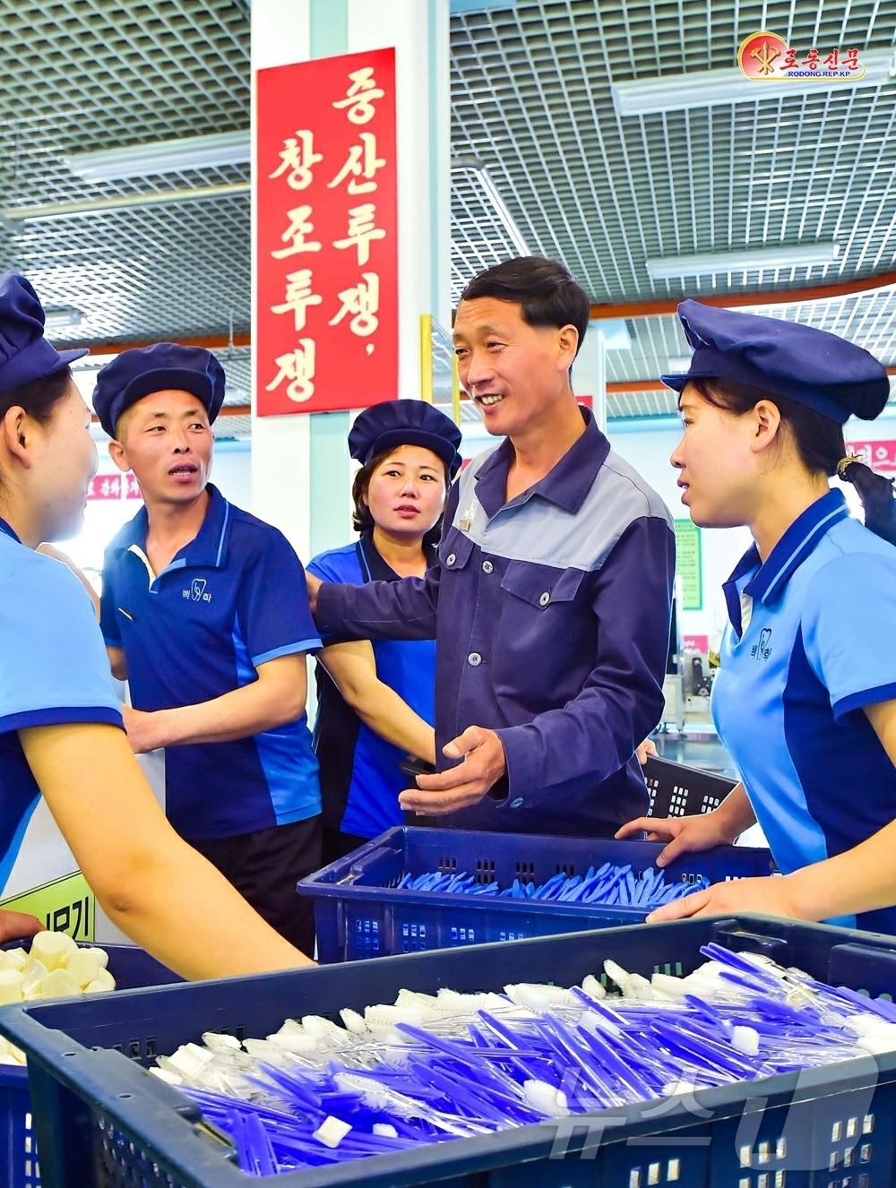 (평양 노동신문=뉴스1) = 북한 노동당 기관지 노동신문은 18일 평양치과위생용품공장에서 "생산에서 혁신을 일으키도록 종업원들을 고무해주고 있다"고 보도했다. [국내에서만 사용가능 …