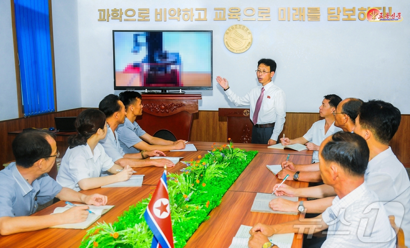 (평양 노동신문=뉴스1) = 북한 노동당 기관지 노동신문은 18일 교육 부문을 "인재강국건설의 토대를 다지기 위한 책임적인 사업"이라고 표현했다. 사진은 평양출판인쇄대학에서 교수합 …