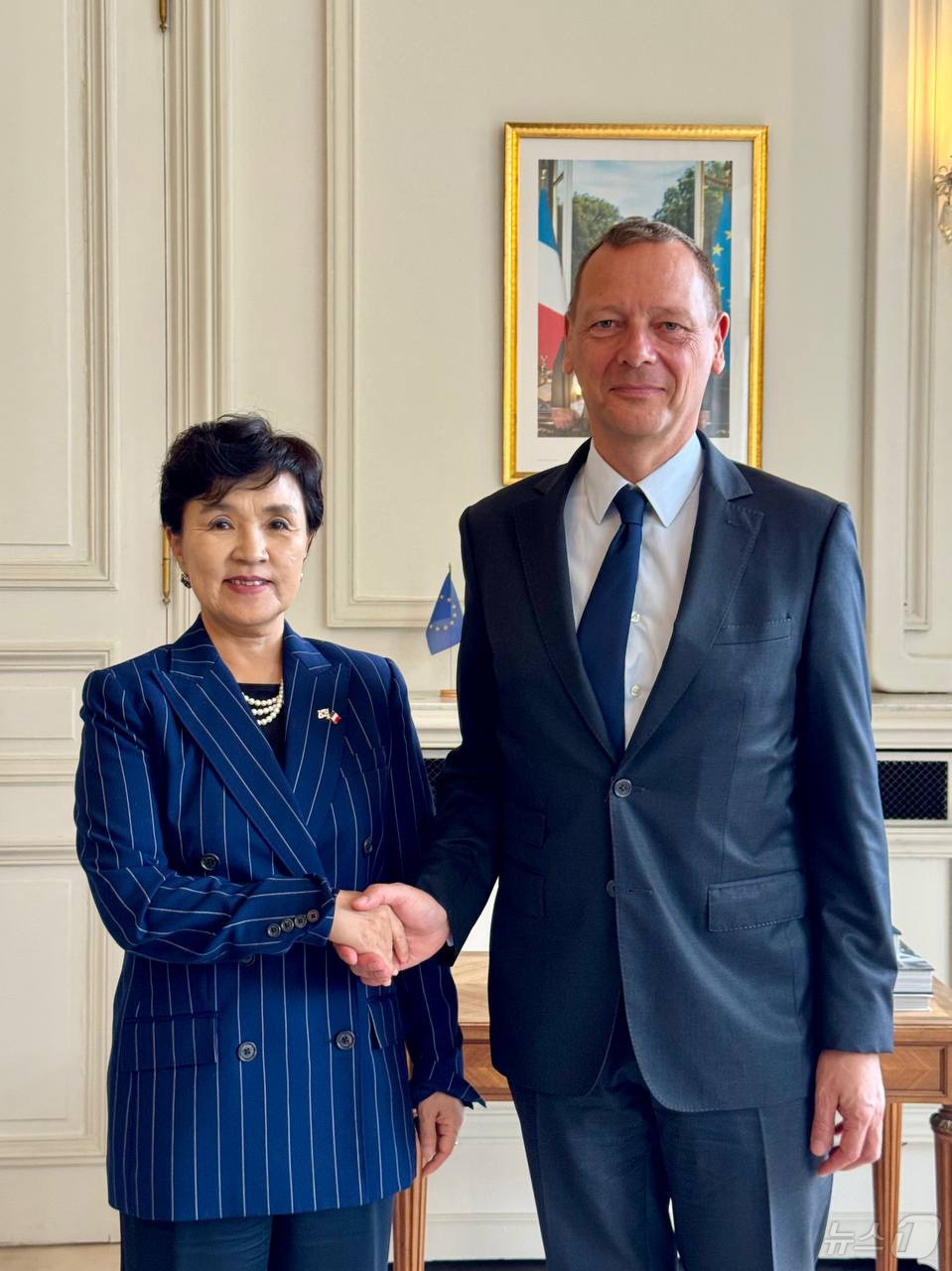 (서울=뉴스1) = 강금실 대통령 프랑스 특사단장이 16일(현지시간) 프랑스 파리에서 에마뉘엘 본 프랑스 대통령실 외교수석을 만나 기념촬영을 하고 있다. (외교부 제공. 재판매 및 …