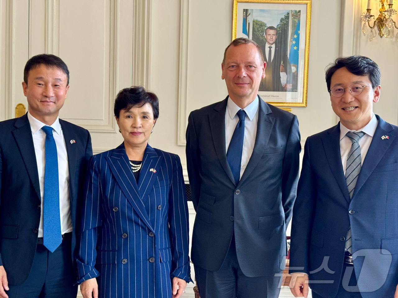 (서울=뉴스1) = 강금실 프랑스 특사단장과 한병도, 천준호 더불어민주당 의원 등 대통령 프랑스 특사단이 16일(현지시간) 프랑스 파리에서 에마뉘엘 본 프랑스 대통령실 외교수석을 …