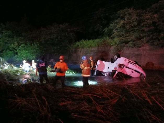 괴산서 1톤 화물차 하천으로 추락…탑승자 2명 숨져