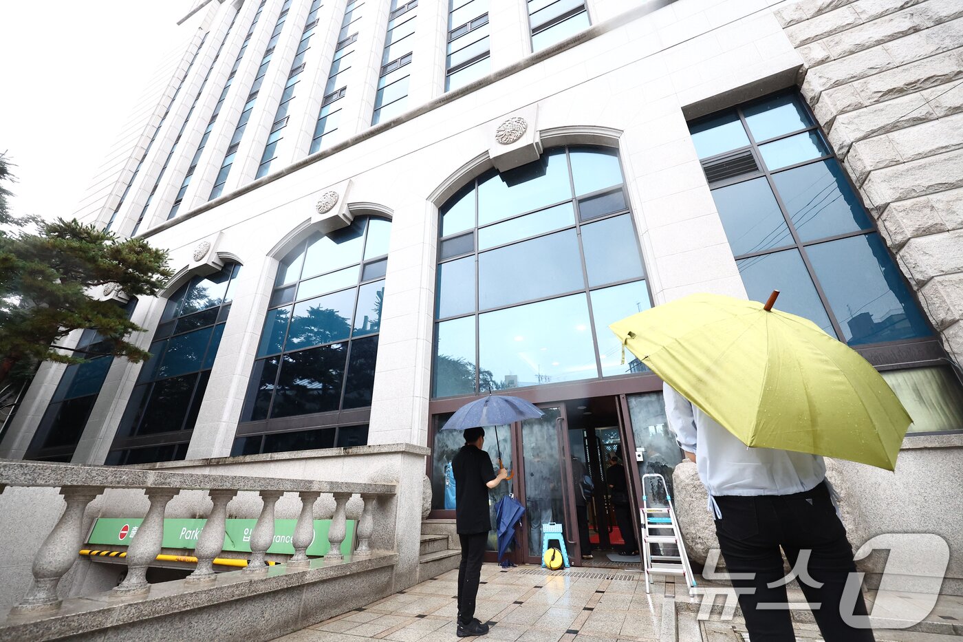 본문 이미지 - 김건희 여사 관련 의혹을 수사하는 민중기 특별검사팀이 통일교 가평·서울 본부 등에 대한 압수수색을 실시한 18일 오전 서울 용산구 통일교 서울 본부에서 취재진이 대기하고 있다. 2025.7.18/뉴스1 ⓒ News1 김민지 기자