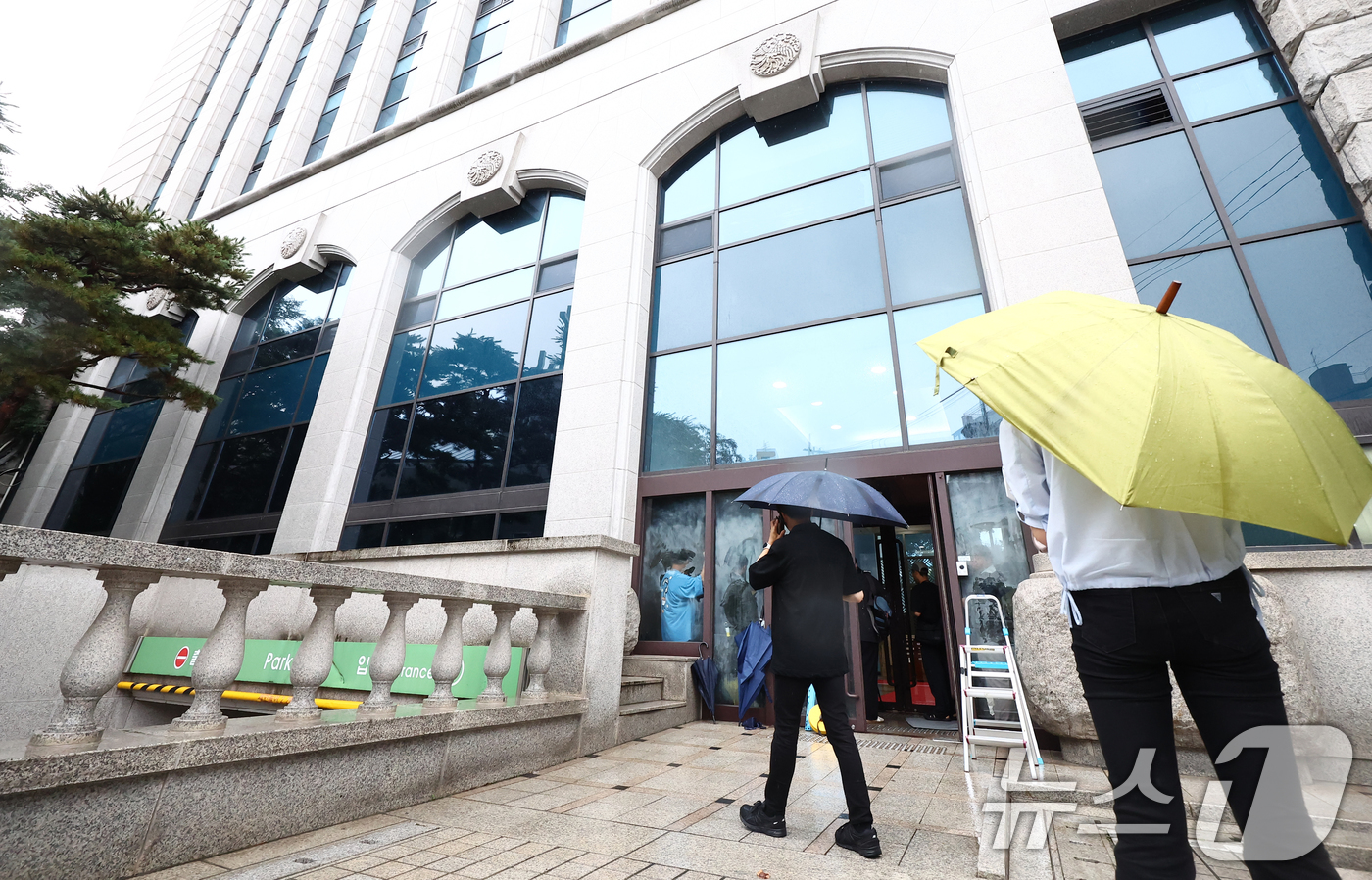 (서울=뉴스1) 김민지 기자 = 김건희 여사 관련 의혹을 수사하는 민중기 특별검사팀이 통일교 가평·서울 본부 등에 대한 압수수색을 실시한 18일 오전 서울 용산구 통일교 서울 본부 …