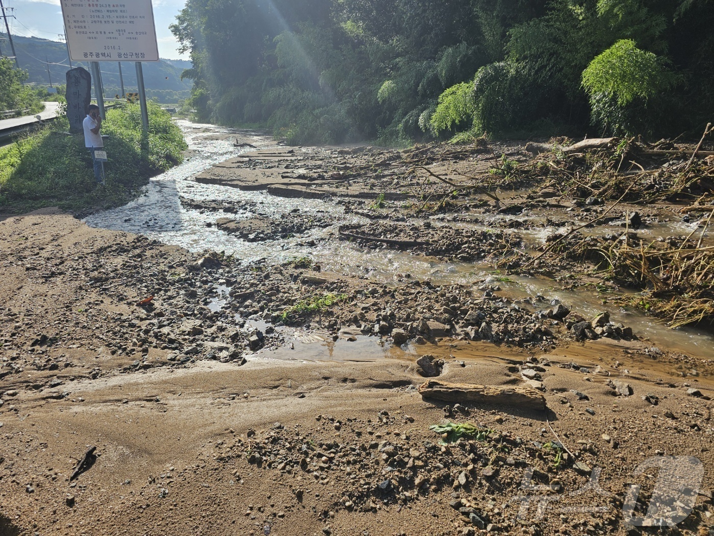 (광주=뉴스1) 박영래 기자 = 광주에 기록적인 폭우가 쏟아진 가운데 18일 광주 광산구 지평동 황룡강변 도로에 폭우로 밀려온 토사가 가득 쌓여 있다.(독자 제공, 재배포 및 DB …