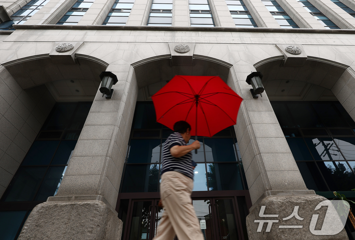 (서울=뉴스1) 김민지 기자 = 김건희 여사 관련 의혹을 수사하는 민중기 특별검사팀이 통일교 가평·서울 본부 등에 대한 압수수색을 실시한 18일 오전 서울 용산구 통일교 서울 본부 …