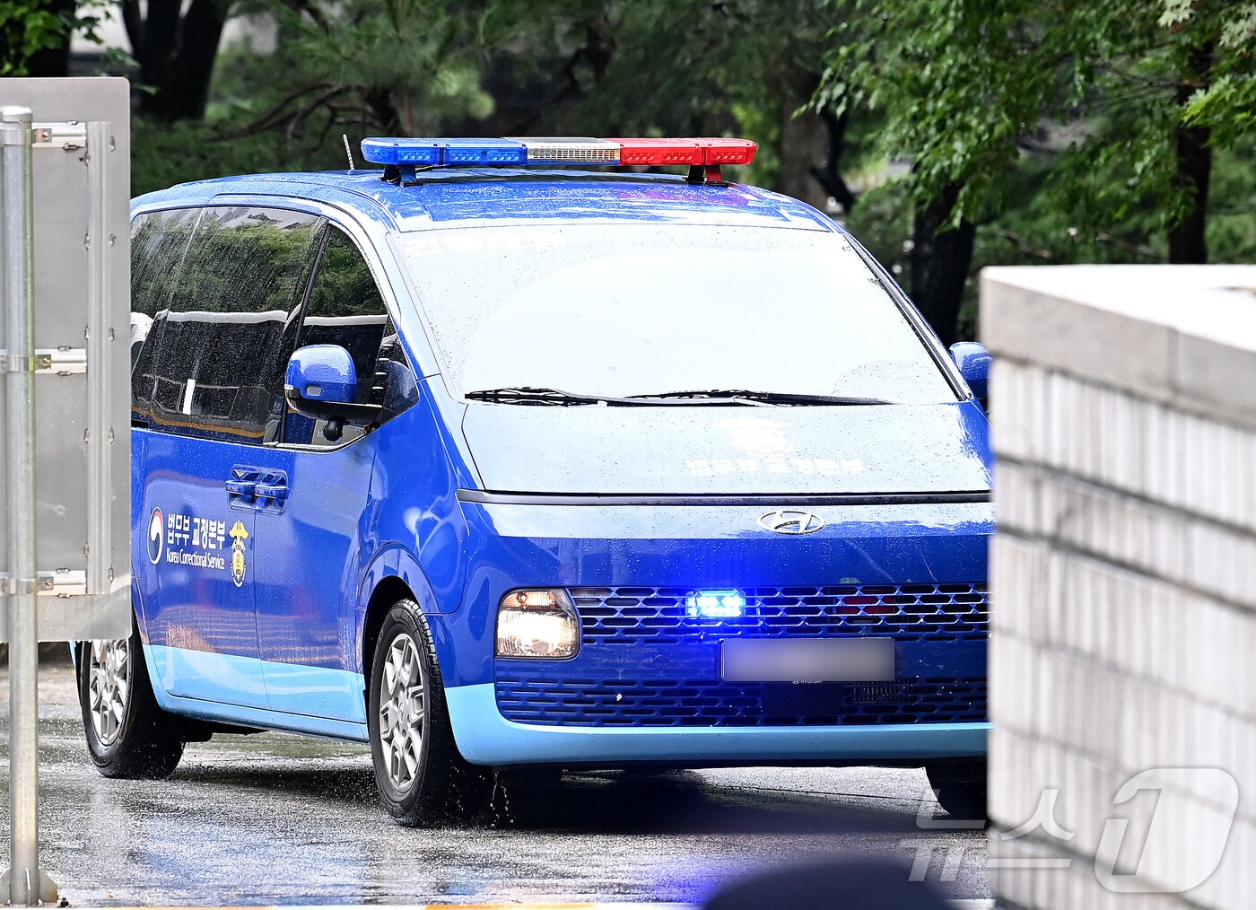 본문 이미지 - 구속 수감된 윤석열 전 대통령이 탑승한 호송차가 18일 오전 서울 서초구 서울중앙지방법원으로 들어서고 있다. 이날 12·3 비상계엄 관련 내란·외환 사건을 수사하는 조은석 특별검사팀에 구속돼 조사를 거부해온 윤 전 대통령에 대한 법원의 구속적부심사 심문이 열린다. 2025.7.18/뉴스1 ⓒ News1 사진공동취재단
