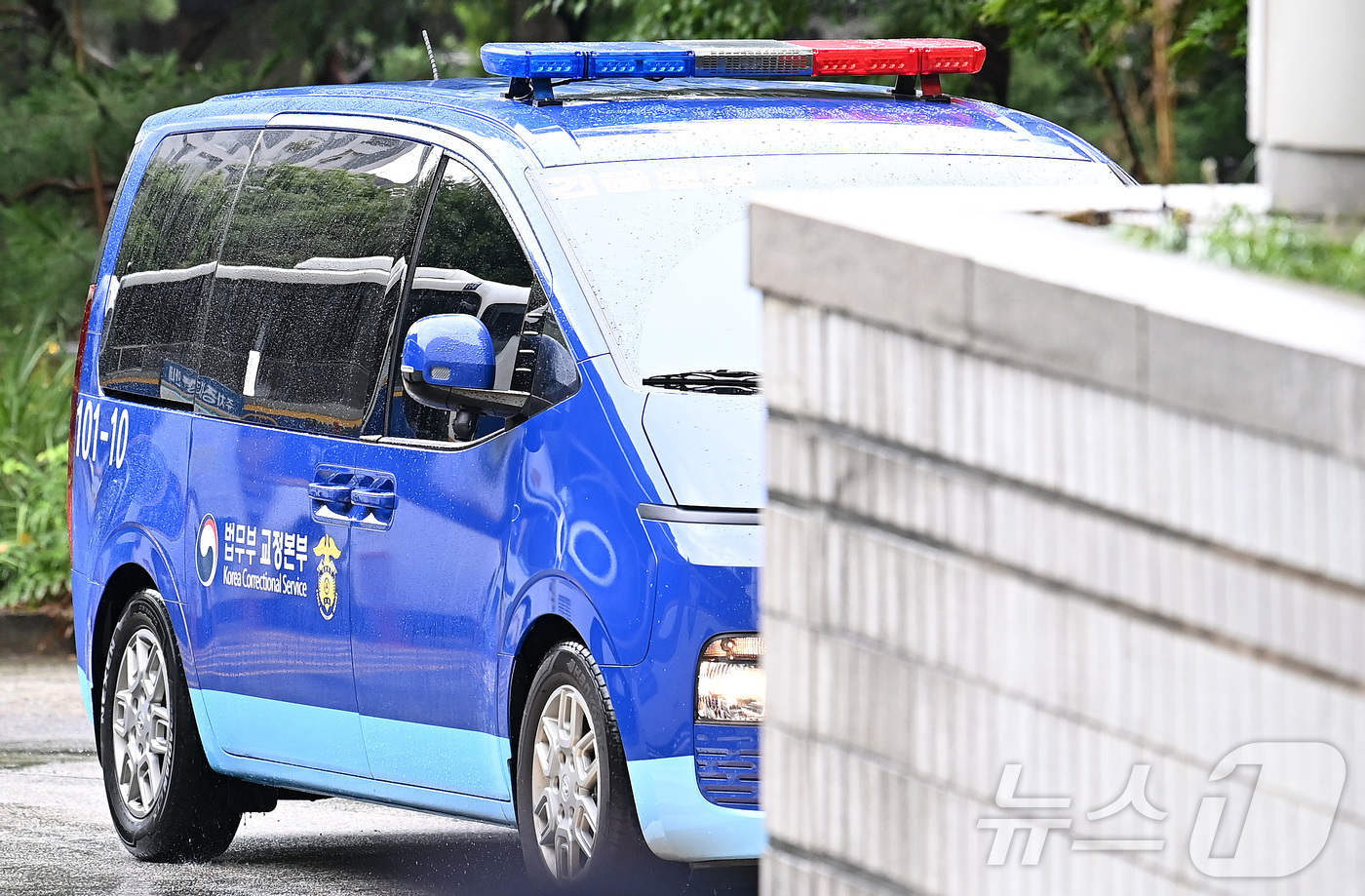 (서울=뉴스1) 사진공동취재단 = 구속 수감된 윤석열 전 대통령이 탑승한 호송차가 18일 오전 서울 서초구 서울중앙지방법원으로 들어서고 있다. 이날 12·3 비상계엄 관련 내란·외 …