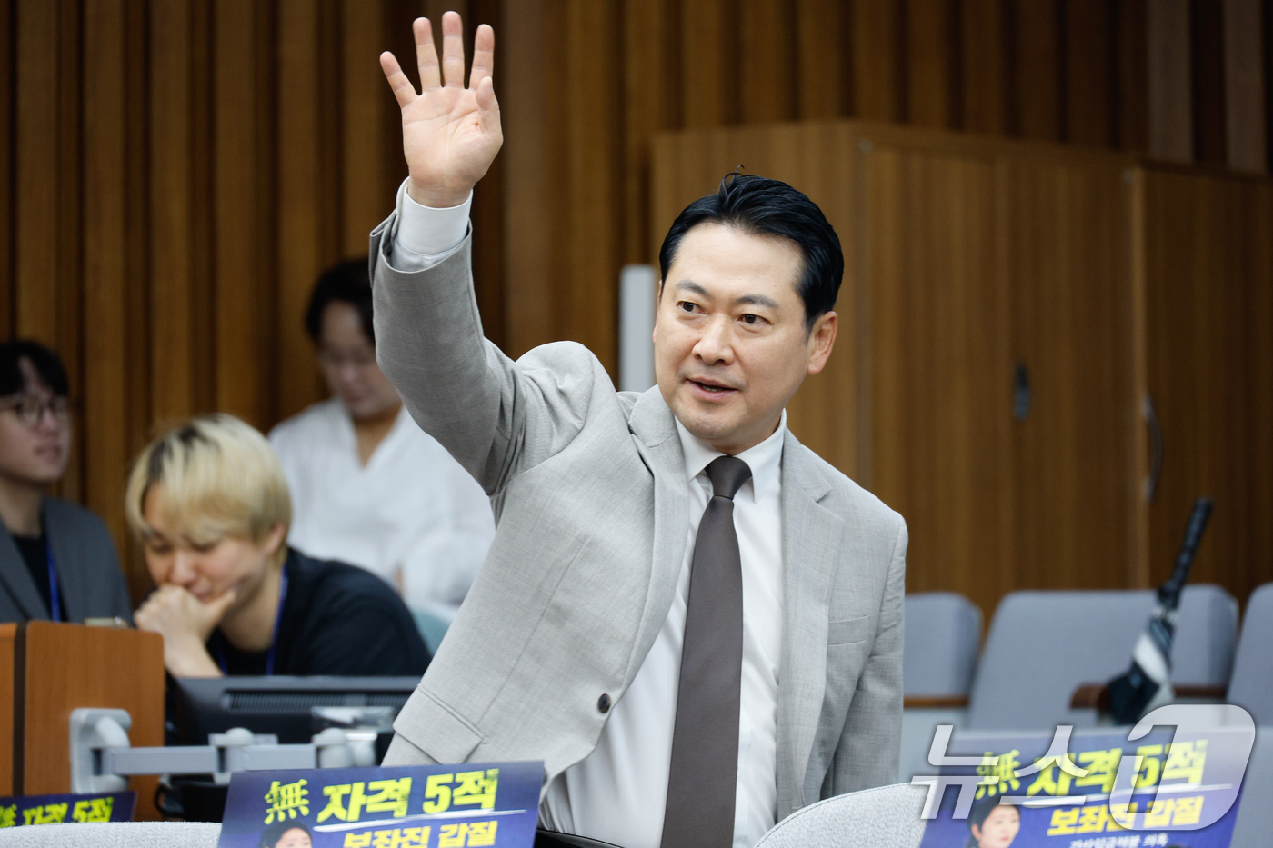 (서울=뉴스1) 안은나 기자 = 장동혁 국민의힘 의원이 18일 오전 서울 여의도 국회에서 열린 원내대책회의에 입장하며 인사하고 있다. 2025.7.18/뉴스1