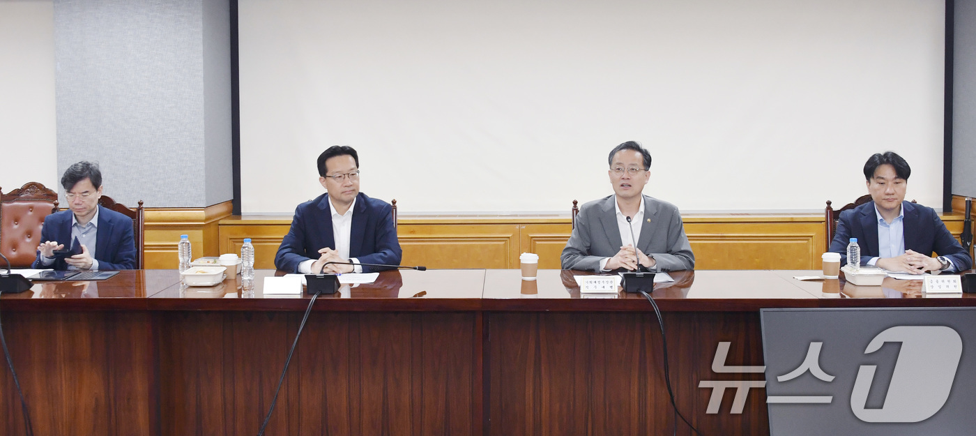 (서울=뉴스1) 이연주 기자 = 이형일 기획재정부 장관 직무대행 1차관이 18일 서울 중구 은행회관에서 열린 '시장상황점검회의'를 주재하고 있다. (기획재정부 제공. 재판매 및 D …