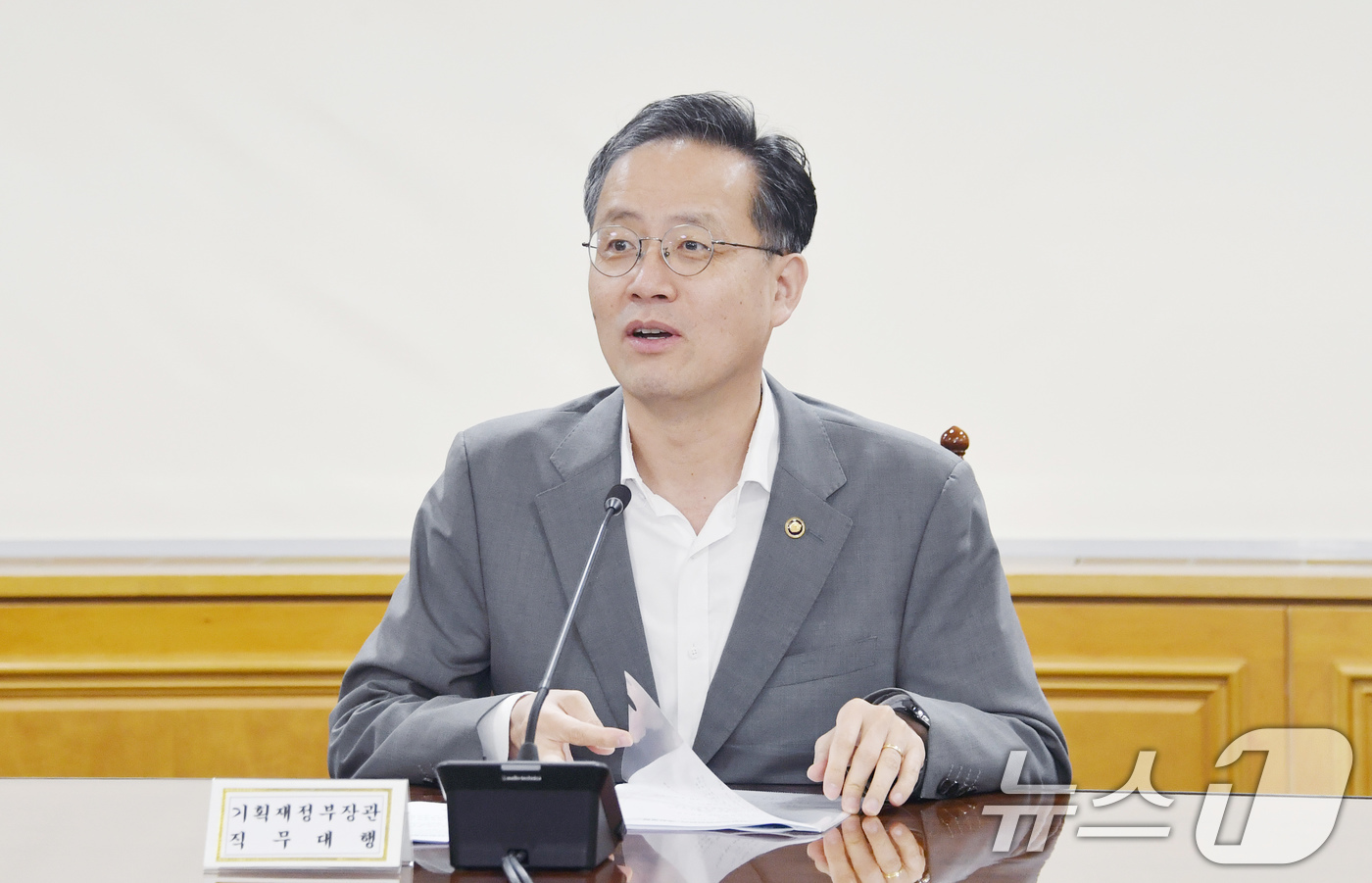 (서울=뉴스1) 이연주 기자 = 이형일 기획재정부 장관 직무대행 1차관이 18일 서울 중구 은행회관에서 열린 '시장상황점검회의'를 주재하고 있다. (기획재정부 제공. 재판매 및 D …