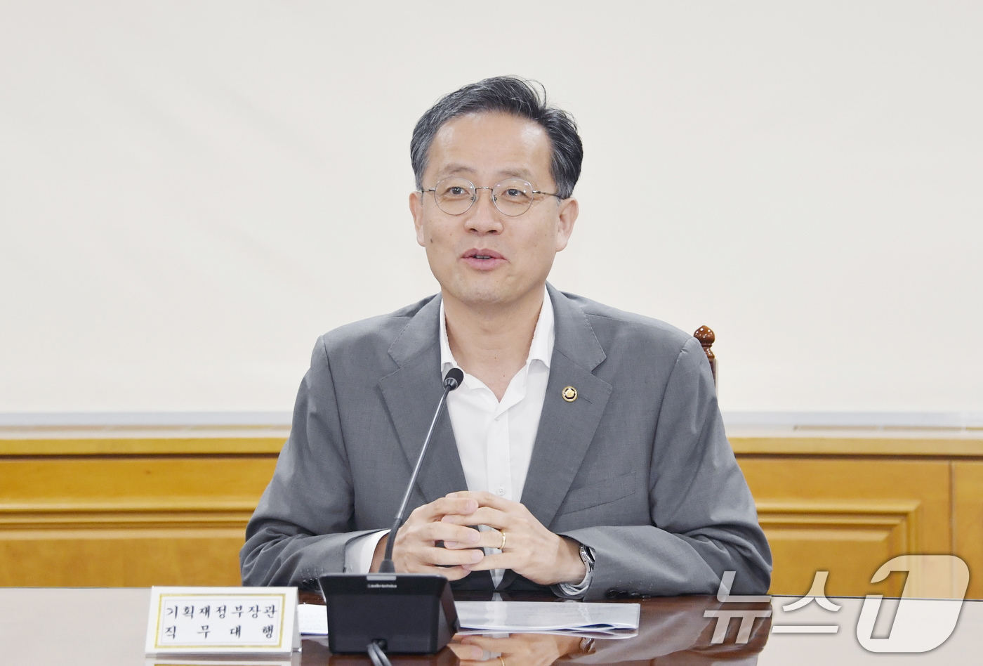 (서울=뉴스1) 이연주 기자 = 이형일 기획재정부 장관 직무대행 1차관이 18일 서울 중구 은행회관에서 열린 '시장상황점검회의'를 주재하고 있다. (기획재정부 제공. 재판매 및 D …